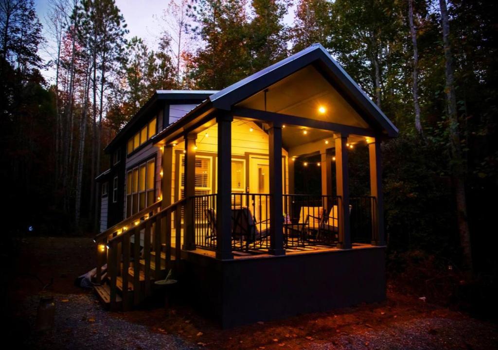 una pequeña casa en el bosque por la noche en Tikabee Timbers - Minutes to Mentone & Desoto Falls, en Mentone