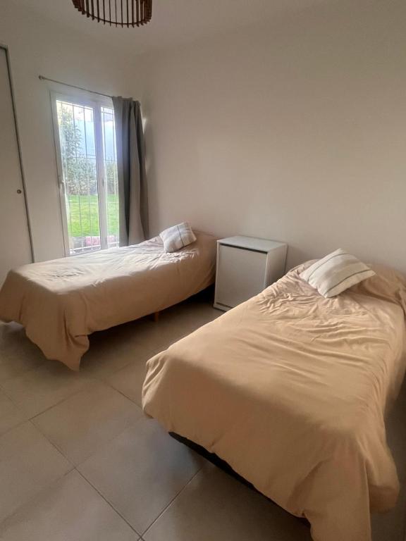 En eller flere senge i et værelse på Puerto Madryn Duplex
