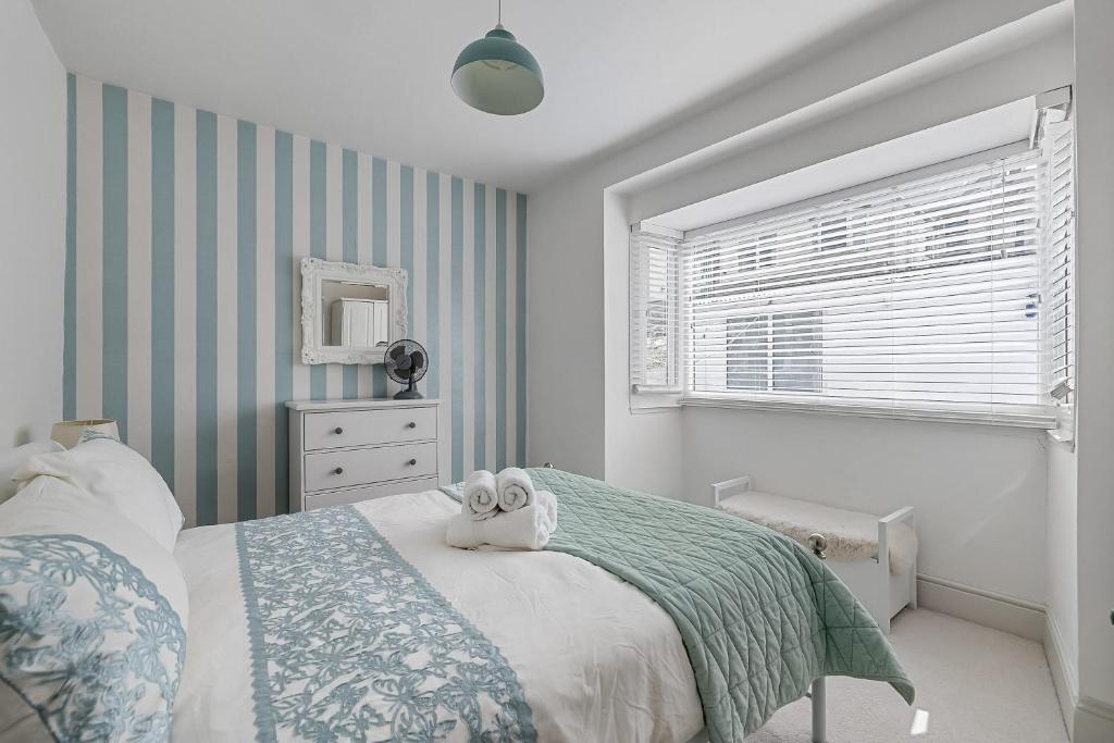a bedroom with a bed with a stuffed animal on it at Large 4 Bed Town House Ideal for Contractors & Family Friendly in Great Central Location in Plymouth