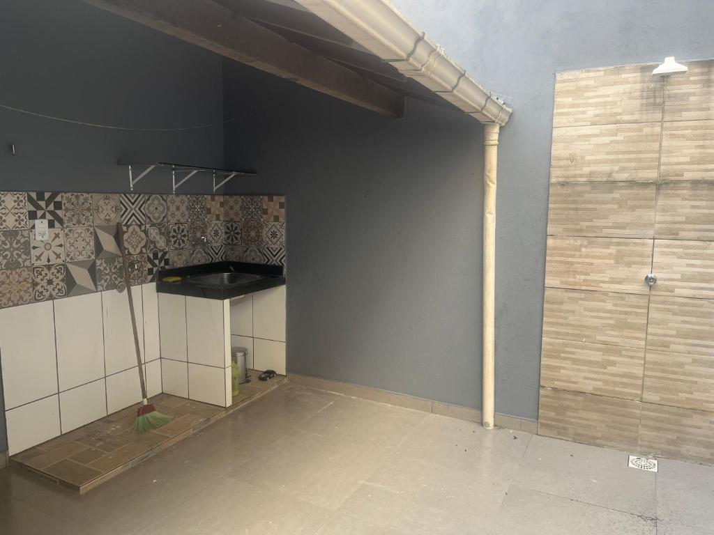 una stanza vuota con una stufa e un muro di Cond Alf Costa ap 01 a Belém