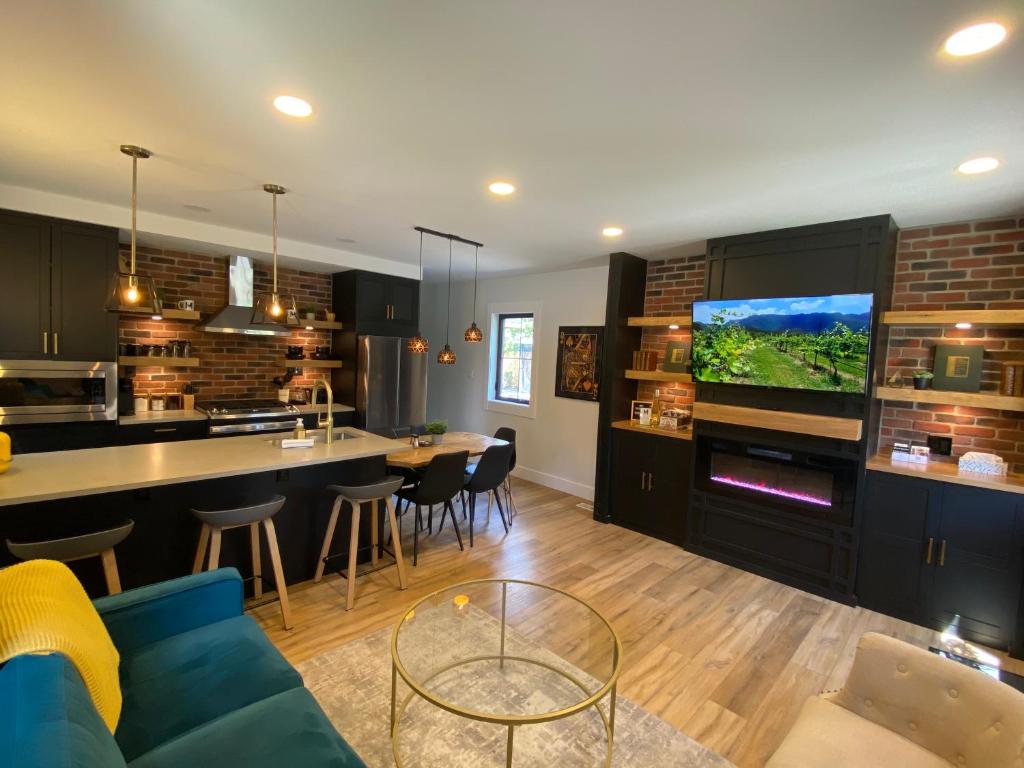 Stylish Downtown Kingsville Getaway with Putting Green, Firepit & Games
