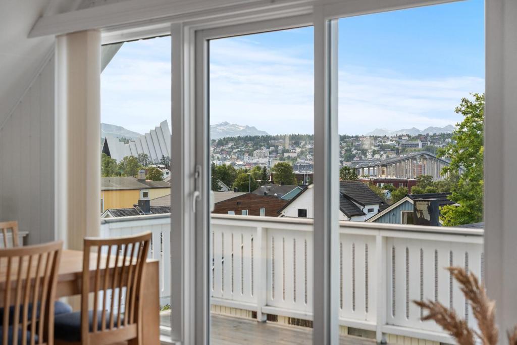 - Balcón con vistas, mesa y sillas en Arctic Elegance By Paramount, en Tromsø