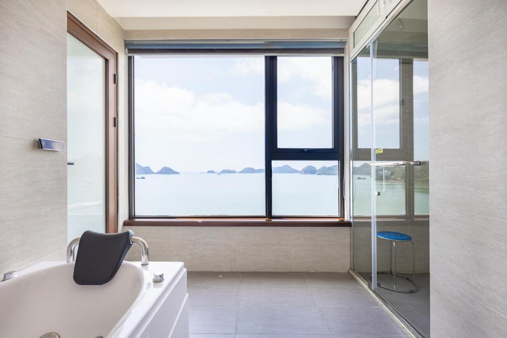 CAT BA GRAND BUDAPEST