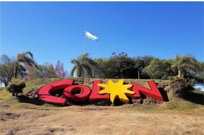 un grand panneau indiquant ouvert avec une étoile dans l'établissement Villa Corsina, à Colón