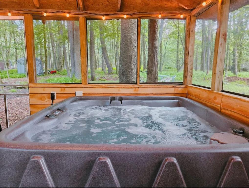 Picture Idea: Spacious Tiny Cabin Private Hot Tub By Lake Pool Gouldsboro