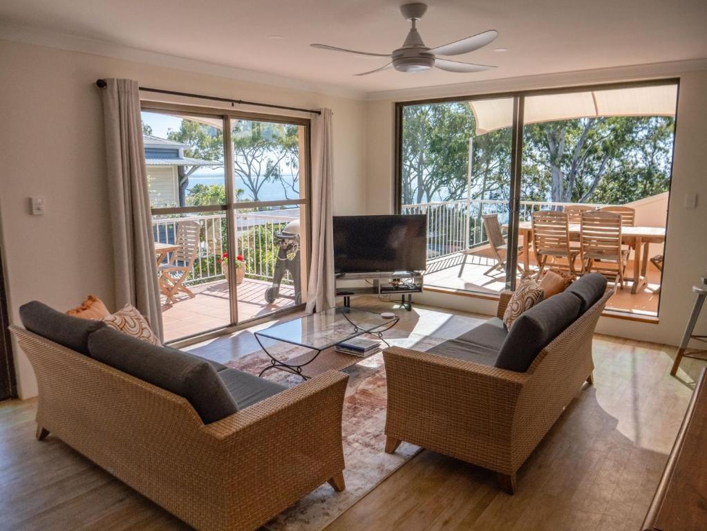 ヌーサヘッズにあるCosta Del Sol 4 Park Road 22のリビングルーム(ソファ2台、テレビ付)