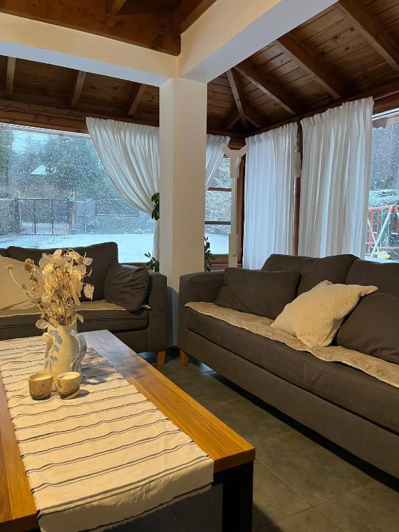 Χώρος καθιστικού στο QUIME CHE. Casa con jardín, parrilla y cochera.