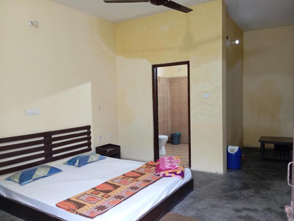 Giường trong phòng chung tại Corbett Jungle Inn, The Man Eater of Mohan River Track, Ranikhet Road,Muhan,Dhikala Range opposite Mohan Eco Safari Zone Jim Corbett National Park, Ramnagar