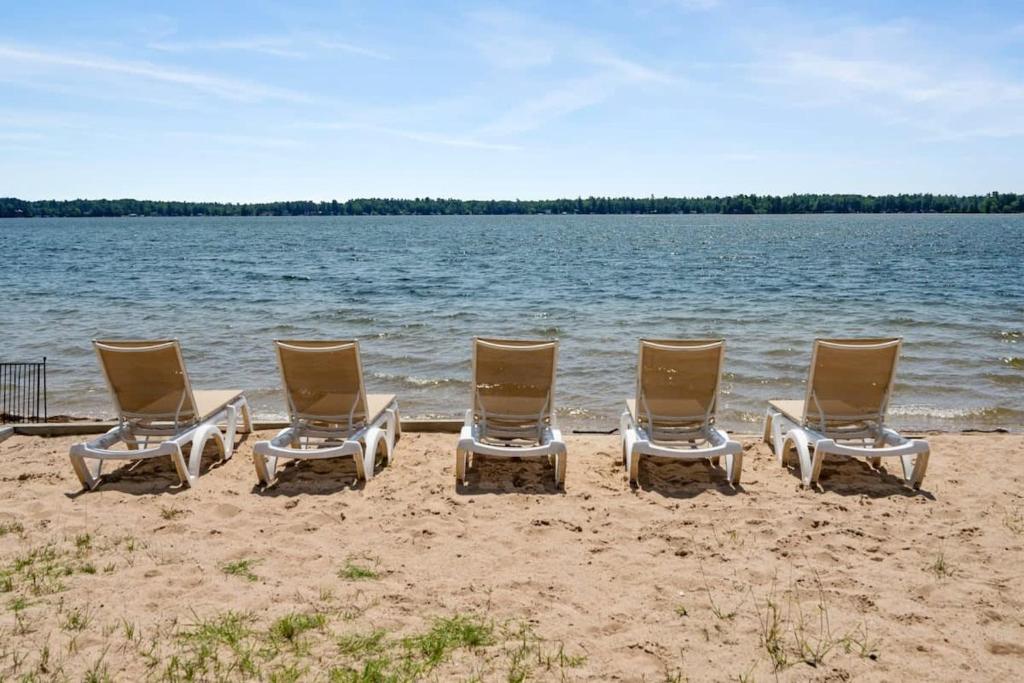 Fife LakeにあるLakeside Getaway - 4 Private Lodges Combinedの海岸に座る椅子