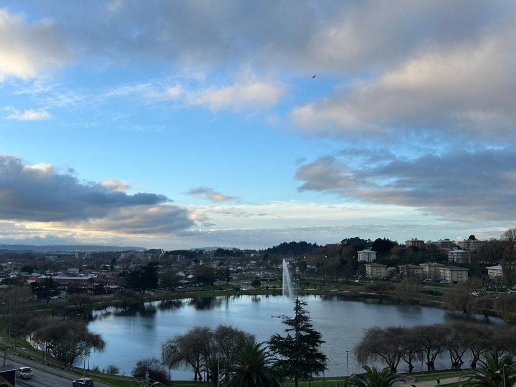 a view of a large lake in a city at Vista Laguna Departamento in Concepción