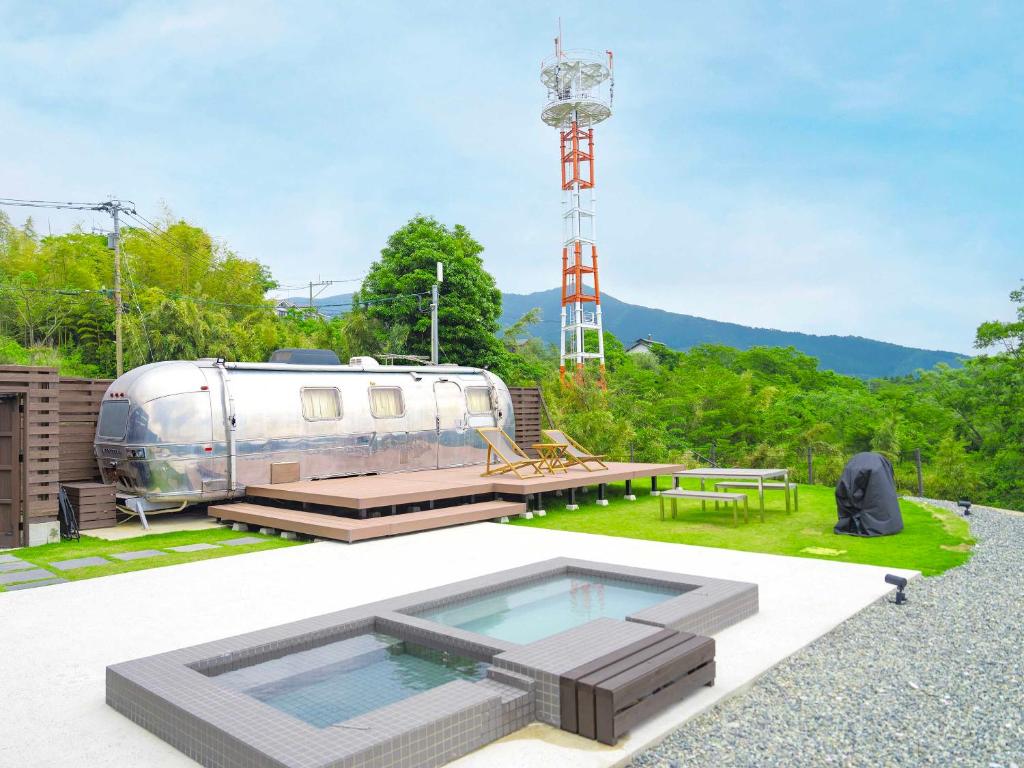 Una casa rodante en la parte superior de un patio con piscina. en FOG villa&spa, en Kirishima
