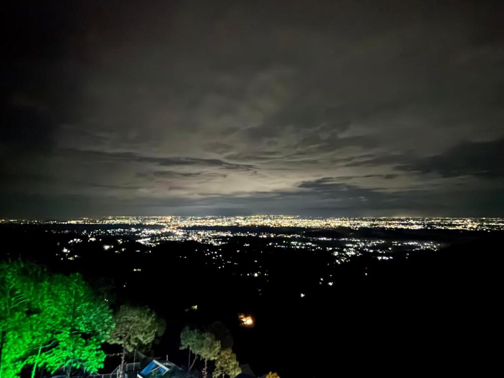 Fotografie z fotogalerie ubytování Aravindam House By Vanasthali Kasauli I Open Rooftop & Garden I v destinaci Kasauli