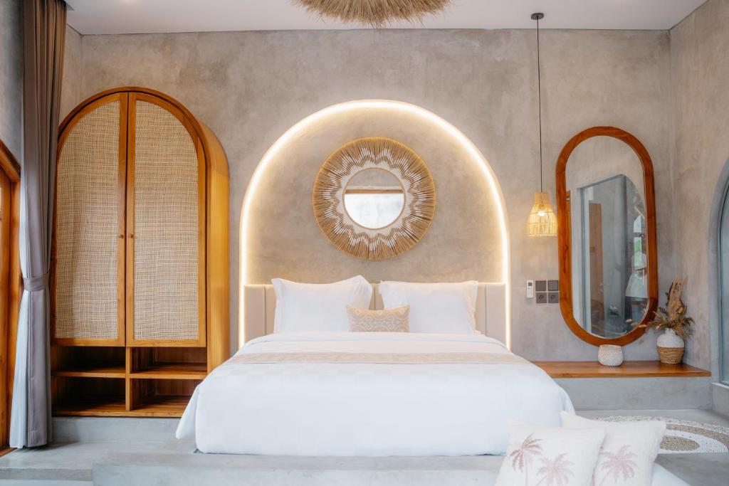 Postel nebo postele na pokoji v ubytování Dharman Royal Villas