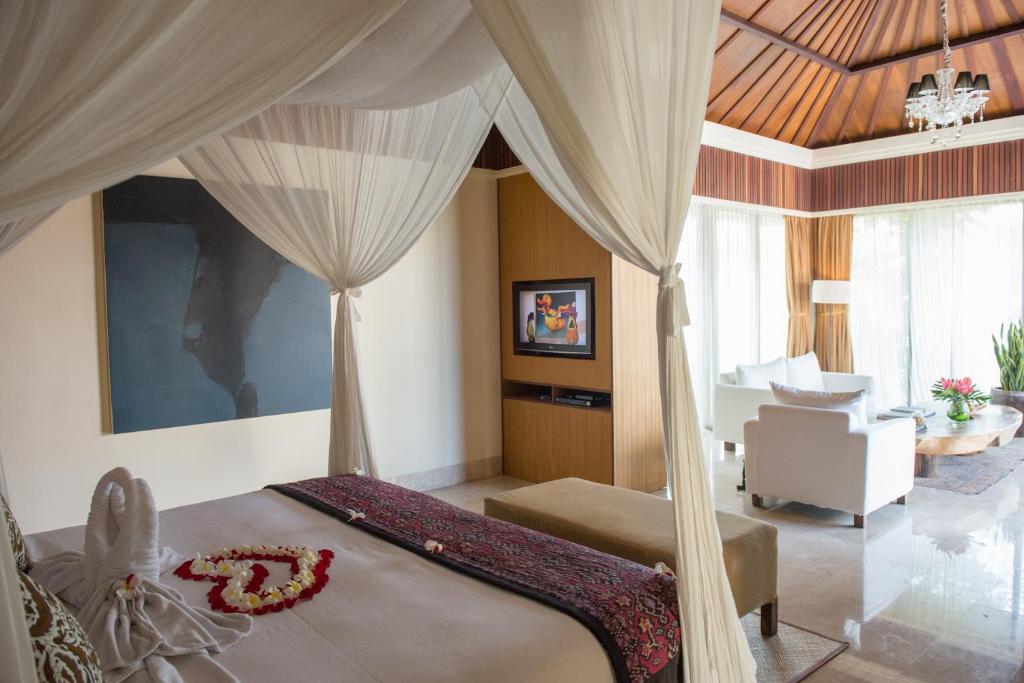 Postel nebo postele na pokoji v ubytování Komaneka at Rasa Sayang Ubud