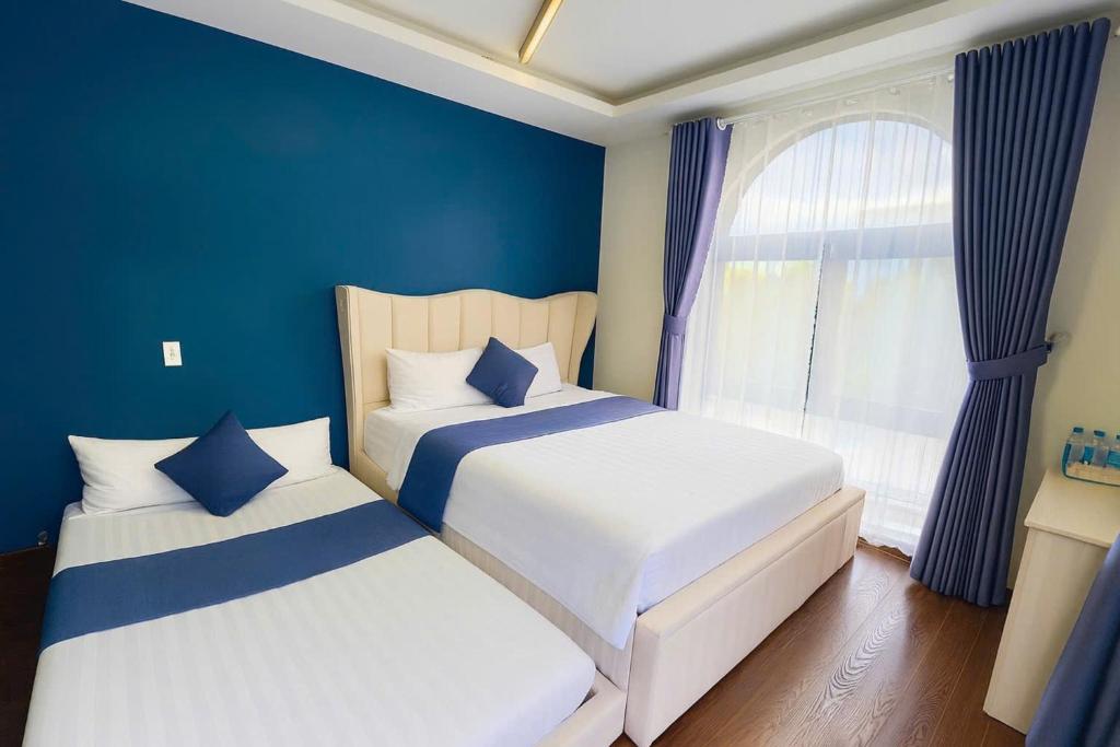 Giường trong phòng chung tại Anh Quan Khoi Hotel