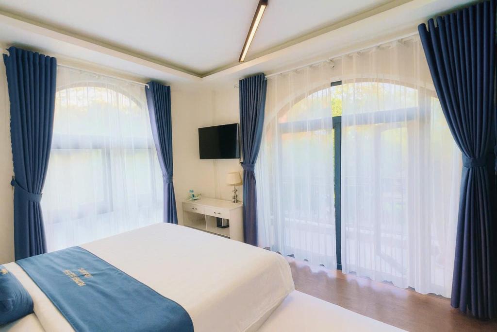 Giường trong phòng chung tại Anh Quan Khoi Hotel