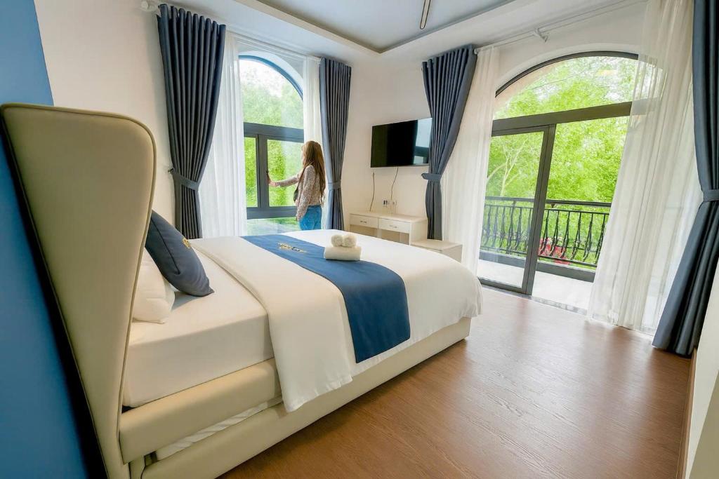 Giường trong phòng chung tại Anh Quan Khoi Hotel