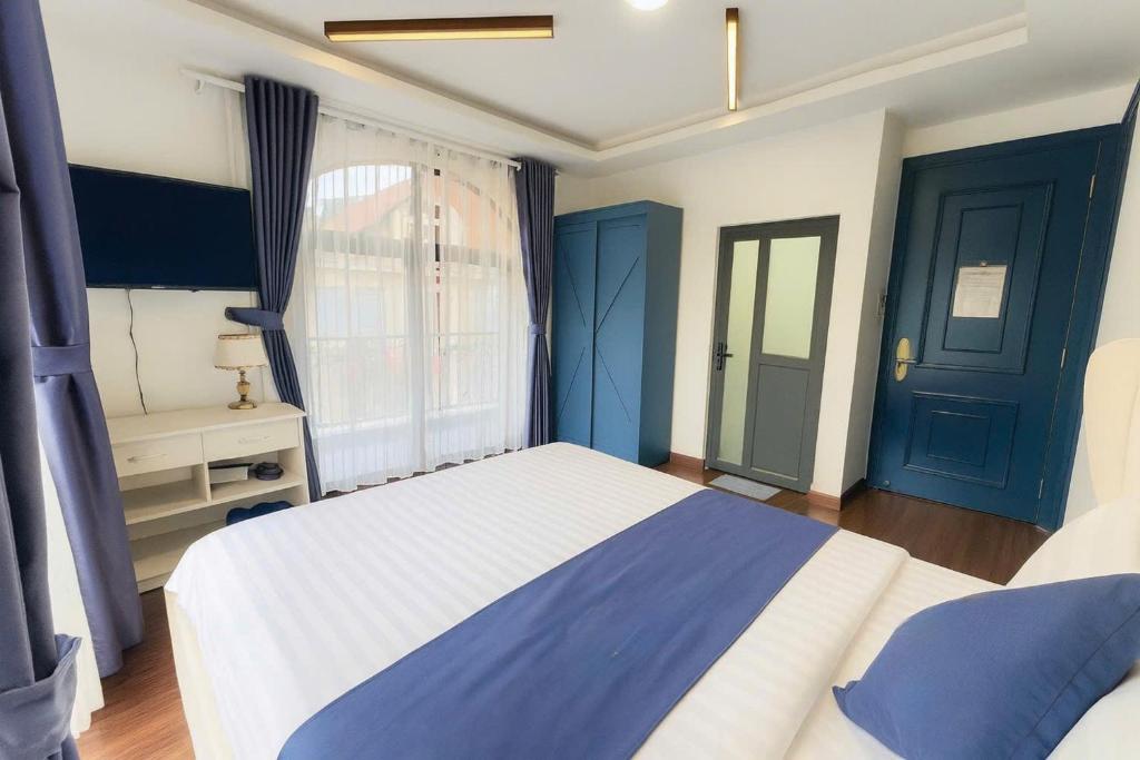 Giường trong phòng chung tại Anh Quan Khoi Hotel
