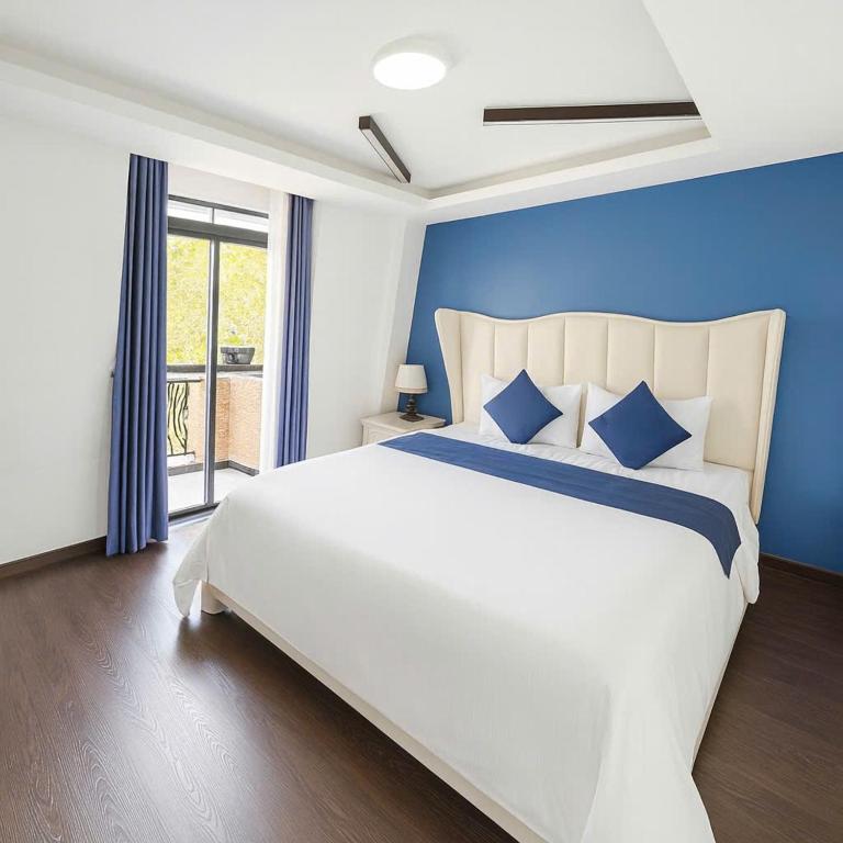 Giường trong phòng chung tại Anh Quan Khoi Hotel