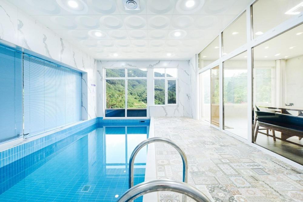 Bazén v ubytování Helios Private Pool Villa nebo v jeho okolí