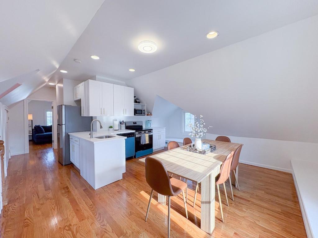 スタンフォードにあるFamily-Friendly 4 Bed 3 Bath Downtown Delightのテーブルと椅子のあるキッチンとダイニングルーム