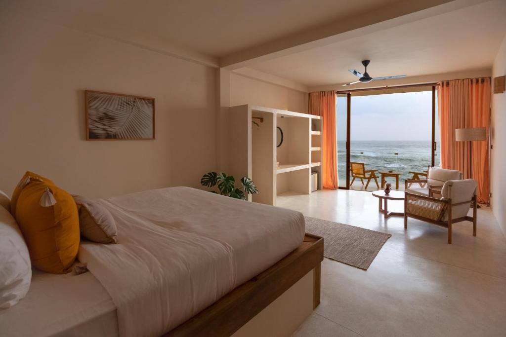Un dormitorio con una cama y vista al mar. en Soul Temple Boutique Hotel ADULTS ONLY, en Ahangama