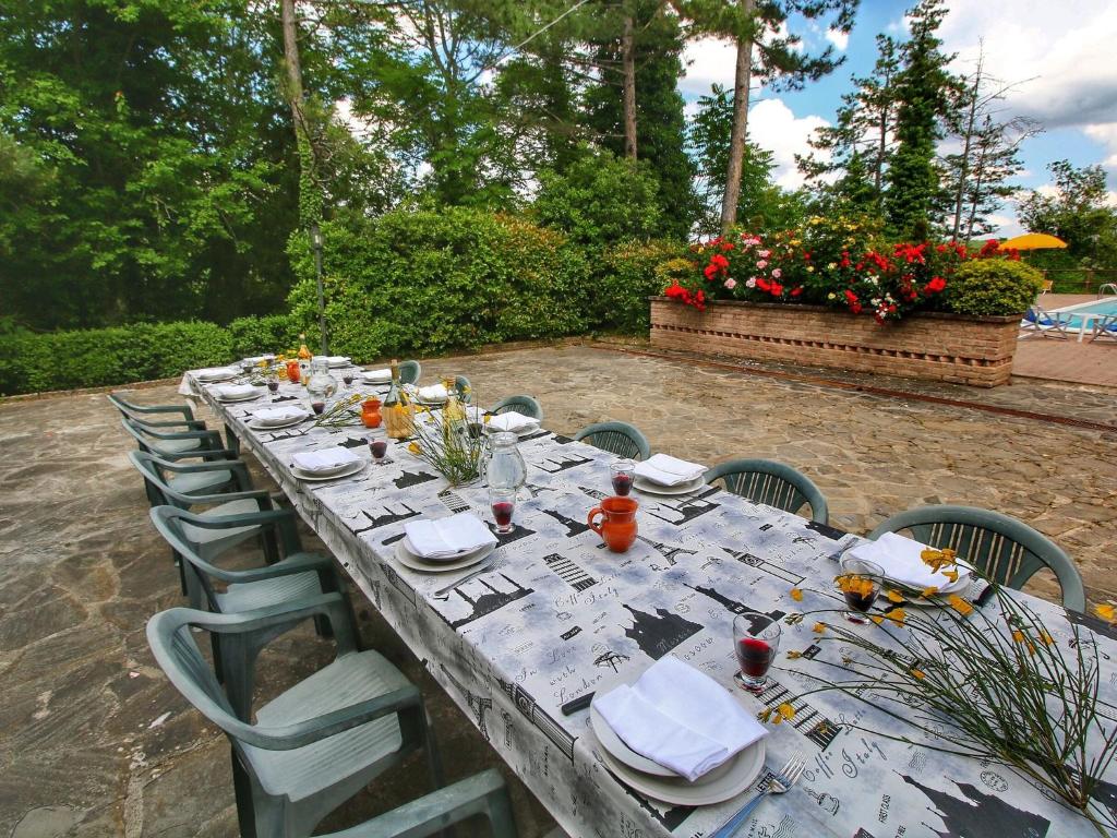 un lungo tavolo con piatti e tovaglioli sopra di Belvilla by OYO Villa Sole a Misciano
