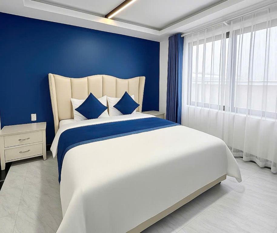 Giường trong phòng chung tại Anh Quan Khoi Hotel