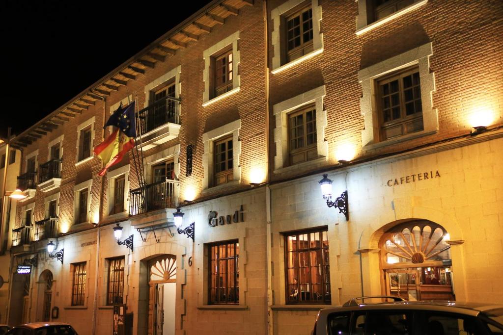 un grande edificio in mattoni con un mucchio di finestre di Hotel Gaudi ad Astorga