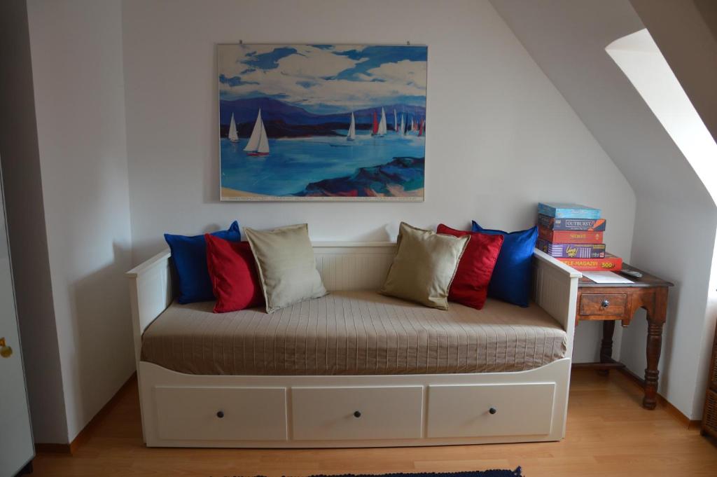 een bed in een kamer met een schilderij aan de muur bij City Apartment Vasiri in Knittelfeld