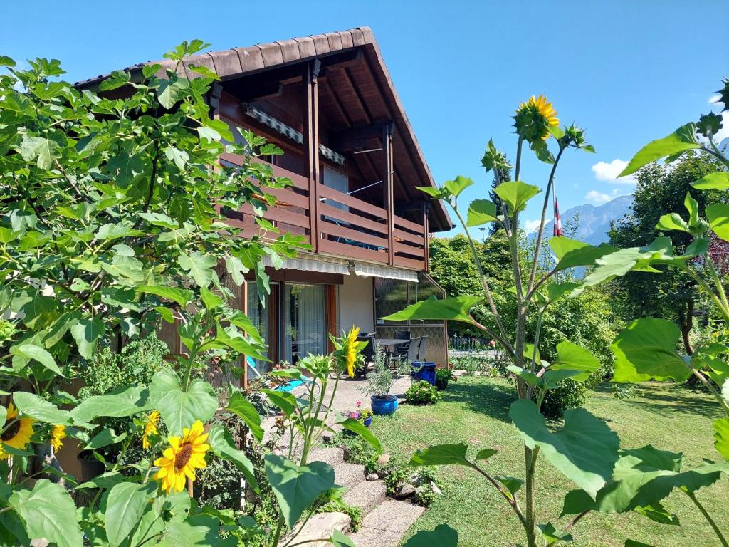 a house with a garden in front of it at Chalet Rose - Einfamilienhaus in Interlaken