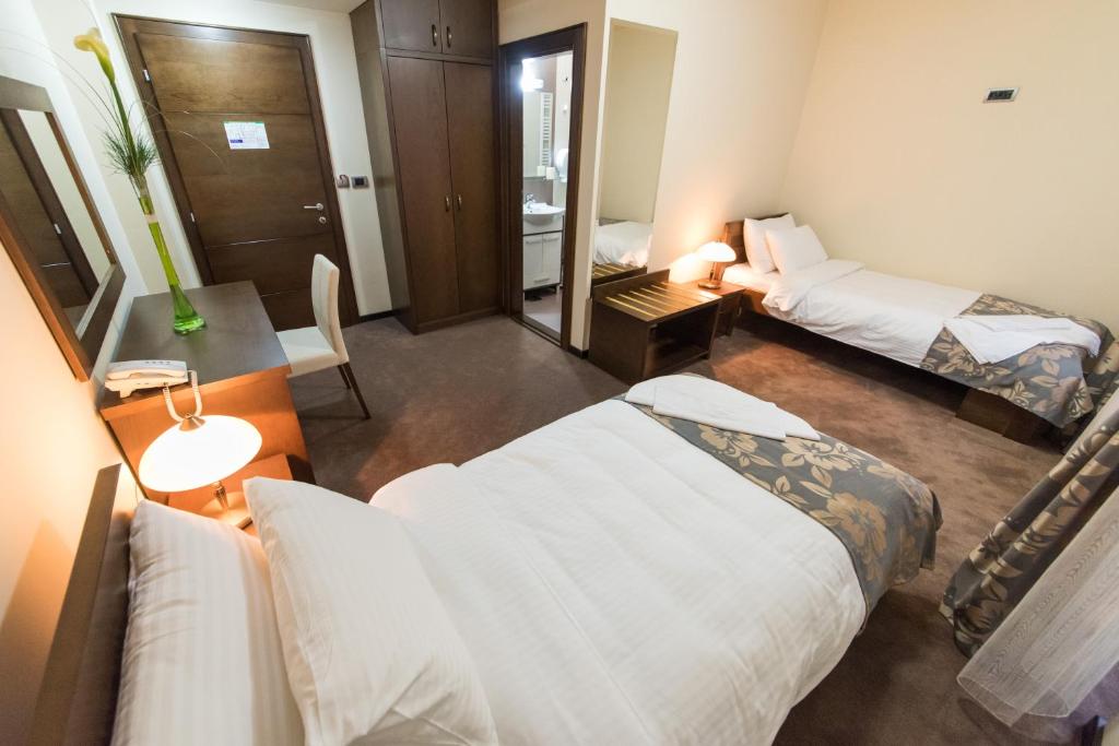Postel nebo postele na pokoji v ubytování Garni Hotel Central Lux