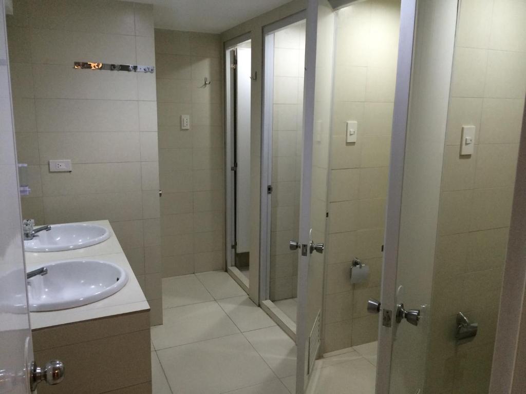 Ванная комната в Stone House Hotel Pasay