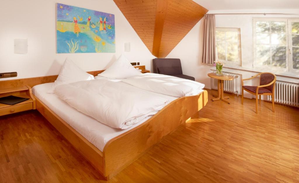 1 dormitorio con 1 cama grande, mesa y sillas en Gasthof Schweizerhof, en Villingen-Schwenningen