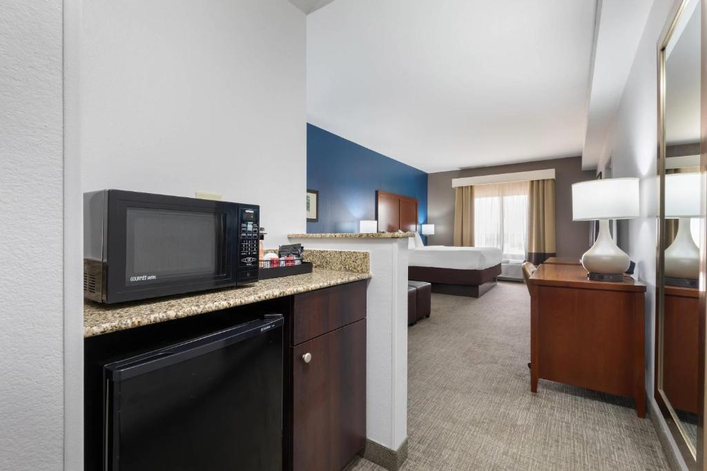 Comfort Suites DFW N-Grapevine photo
