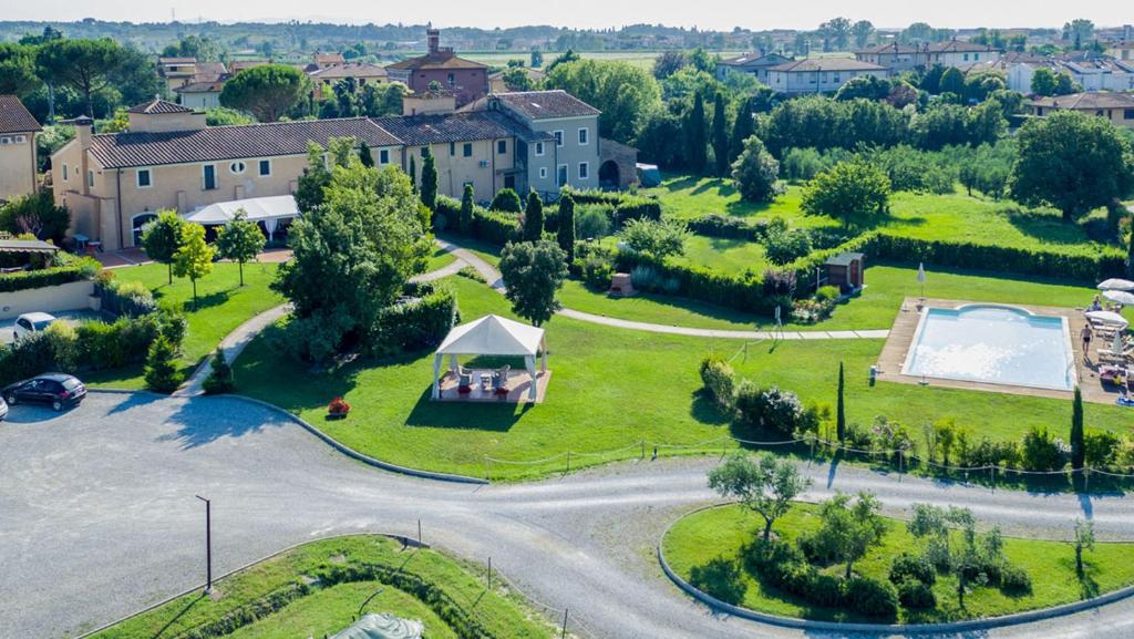 eine Luftansicht eines Hauses mit einem großen Hof in der Unterkunft Le Colombaie Country Resort in Ponsacco