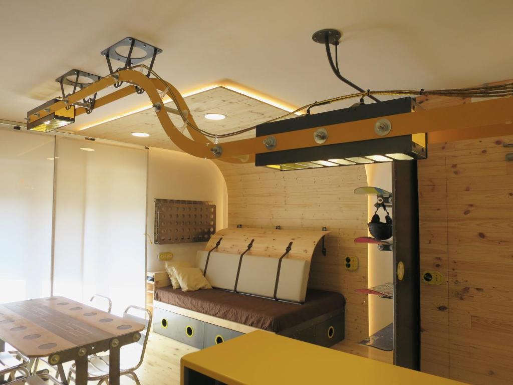 Habitación con cama y mesa. en SnowSun -Vacances Pirinenca, en Incles