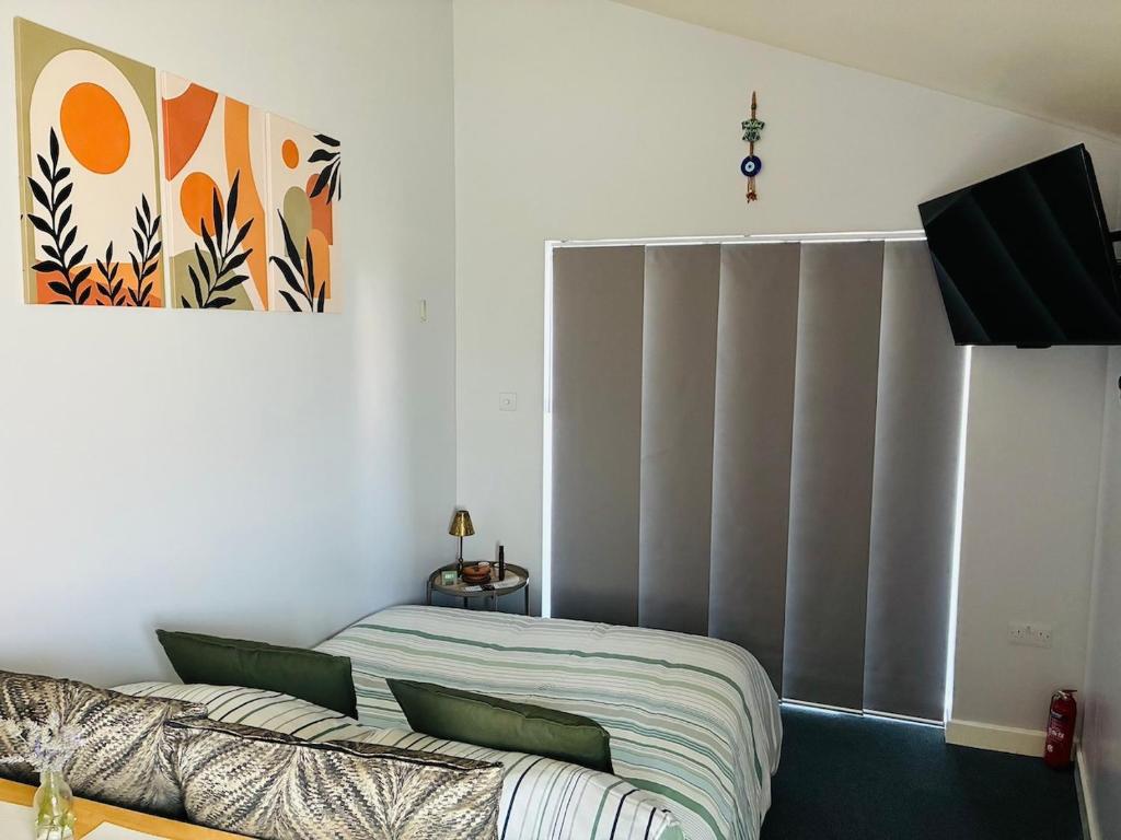 哈罗盖特Your Harrogate Stay的一间卧室配有床和带窗帘的窗户