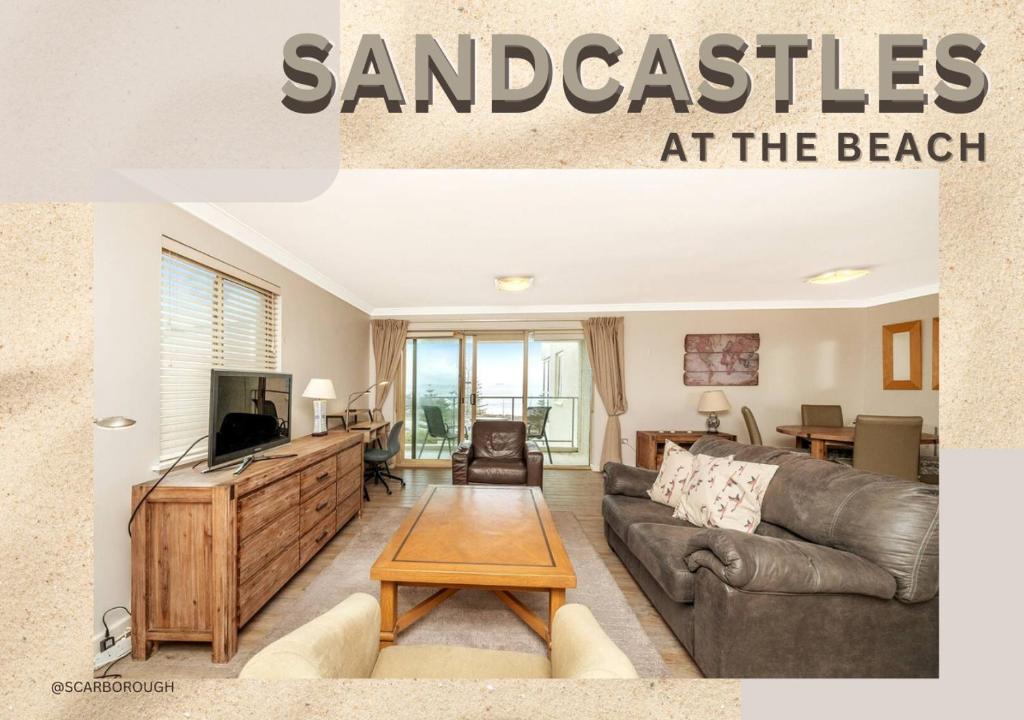 パースにあるSandcastles At The Beach Outstanding Location!のソファとテレビのあるリビングルーム