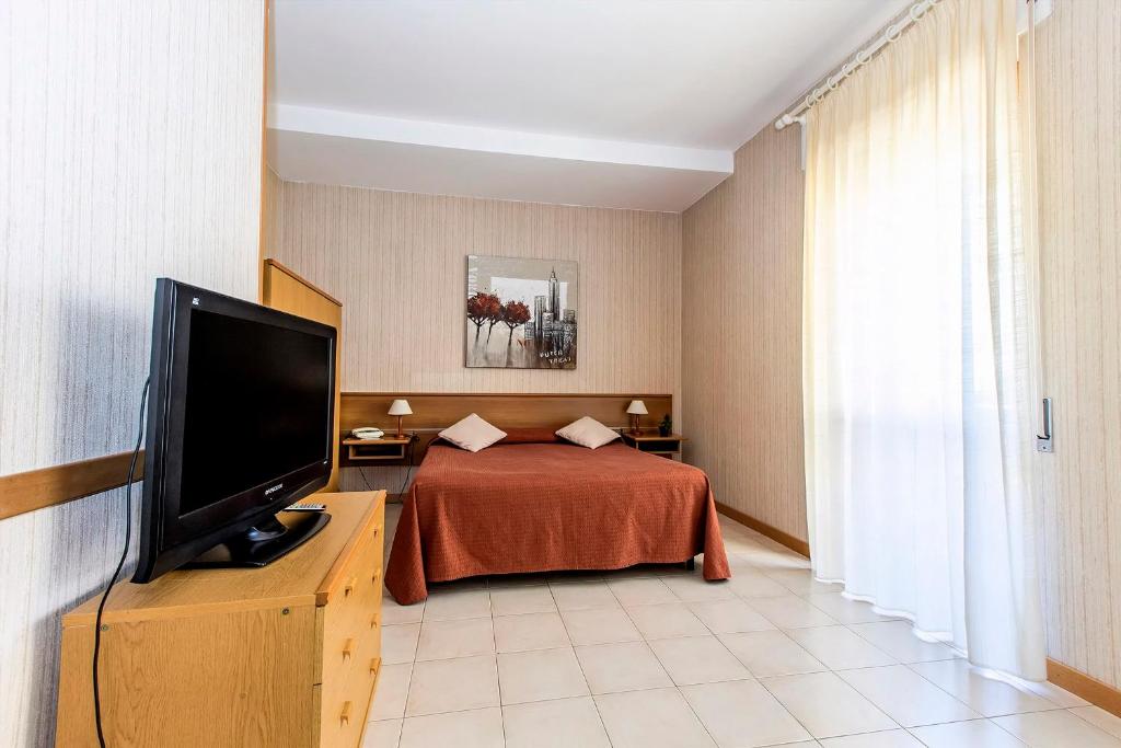 A television and/or entertainment centre at Hotel Residence Ulivi E Palme