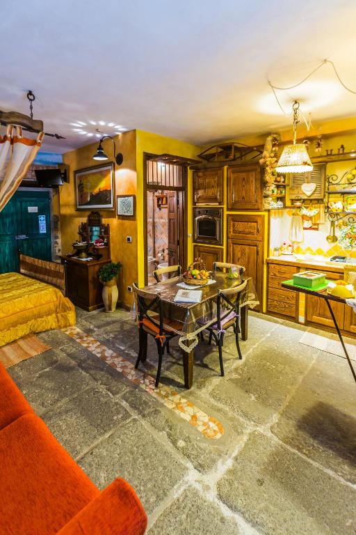 salon ze stołem i kuchnią w obiekcie L'Antico Loco Commodo w mieście Viterbo
