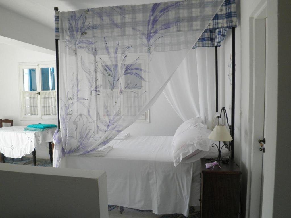 a white bed with a canopy in a bedroom at Angelica in Frý