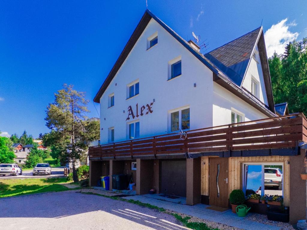 ベネツコにあるApartmán ČtyřkaのAKエリートの看板が掲げられた白い建物