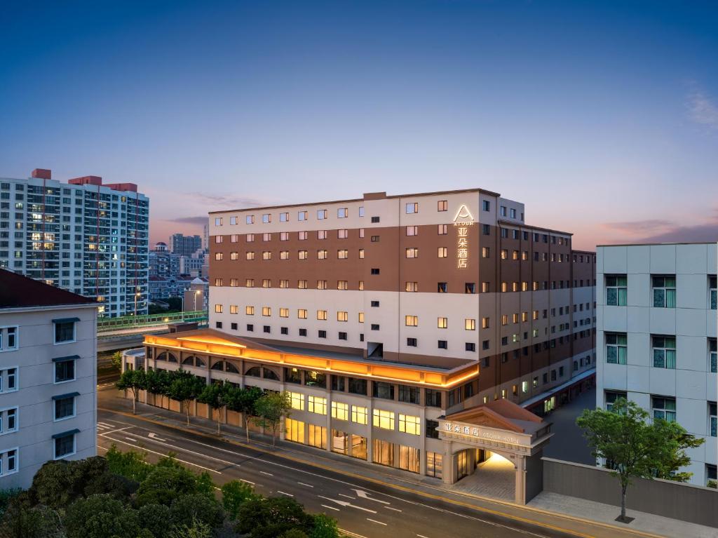 Atour Hotel Shanghai Jing'an North XIzang Road Metro Station في شانغهاي: اطلالة علوية على مبنى على شارع المدينة