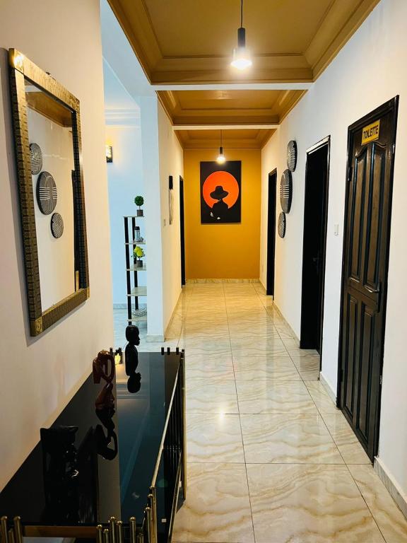 a hallway in a building with a yellow wall at Résidence o-calme in Yaoundé
