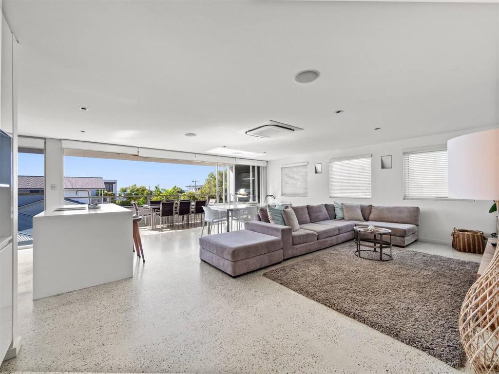 una sala de estar con un sofá y una mesa en Allure - Easy Beachside Living in Prime Location, en Dunsborough