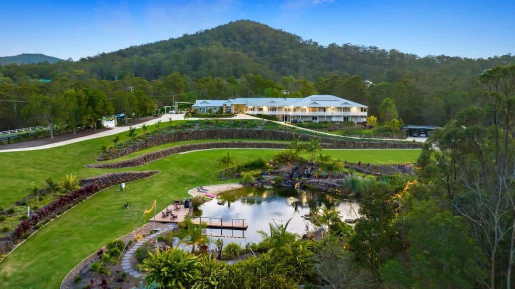 - une vue aérienne sur un complexe avec un étang dans l'établissement King Beds - Ensuites - Sleeps 20 - Cinema - Lake, à Neranwood