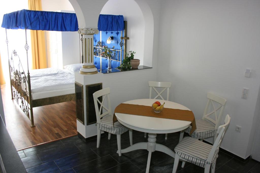 Postel nebo postele na pokoji v ubytování Hotel Am Donaubogen