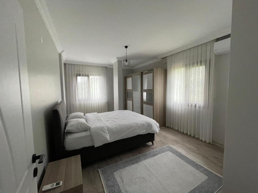 ŞehitlikにあるŞimal villa konaklamaのベッドルーム1室(白いシーツと窓付)