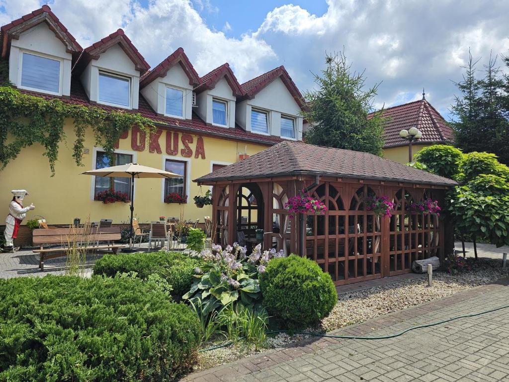 a building with a gazebo in front of it at POKUSA Noclegi in Przewóz